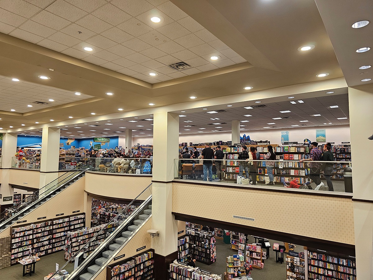 Photo by staff at @BNFairlawn

Signing at Barnes & Noble Fairlawn - October 17, 2024